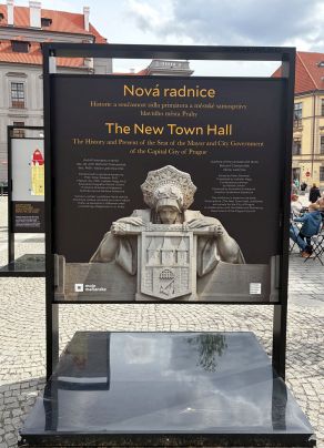 v&yacute;stava před Novou radnic&iacute;