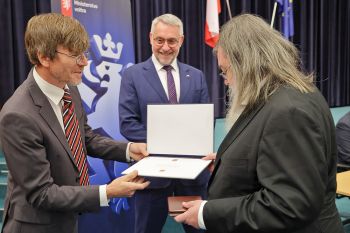 Před&aacute;n&iacute; medaile panu Michalu Fialovi